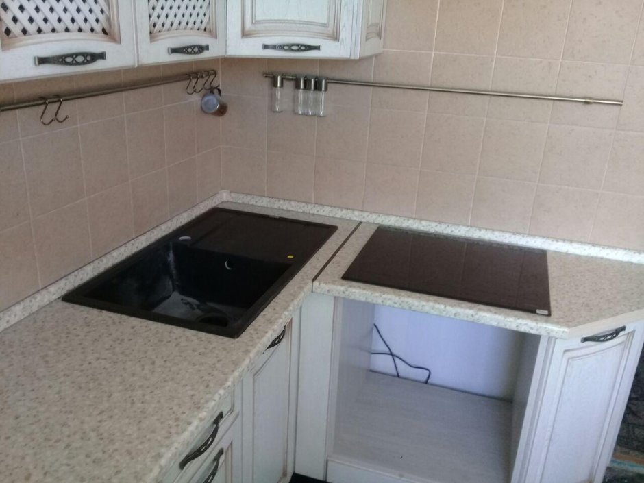 Мойка рядом с варочной панелью