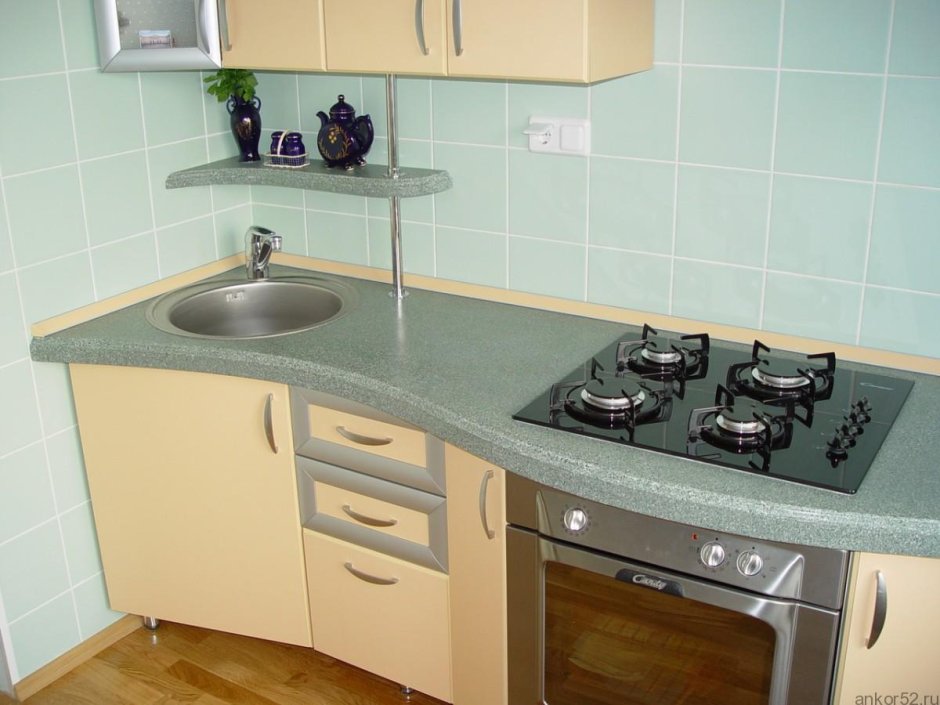 Раковина рядом с варочной