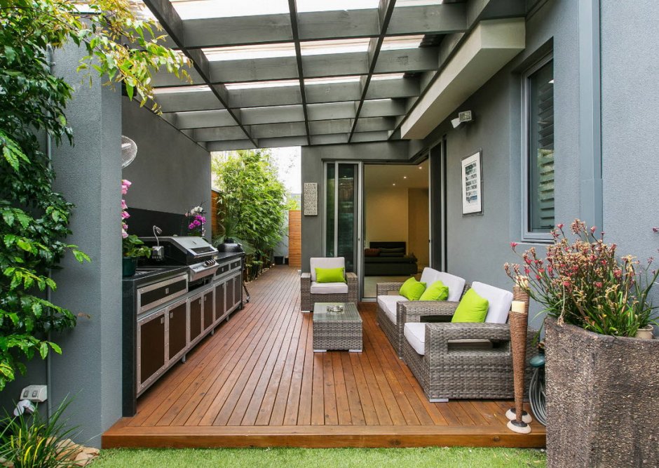 Терраса с кухни во двор