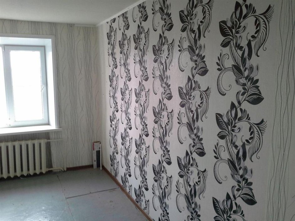 Поклейка обоев в комнате