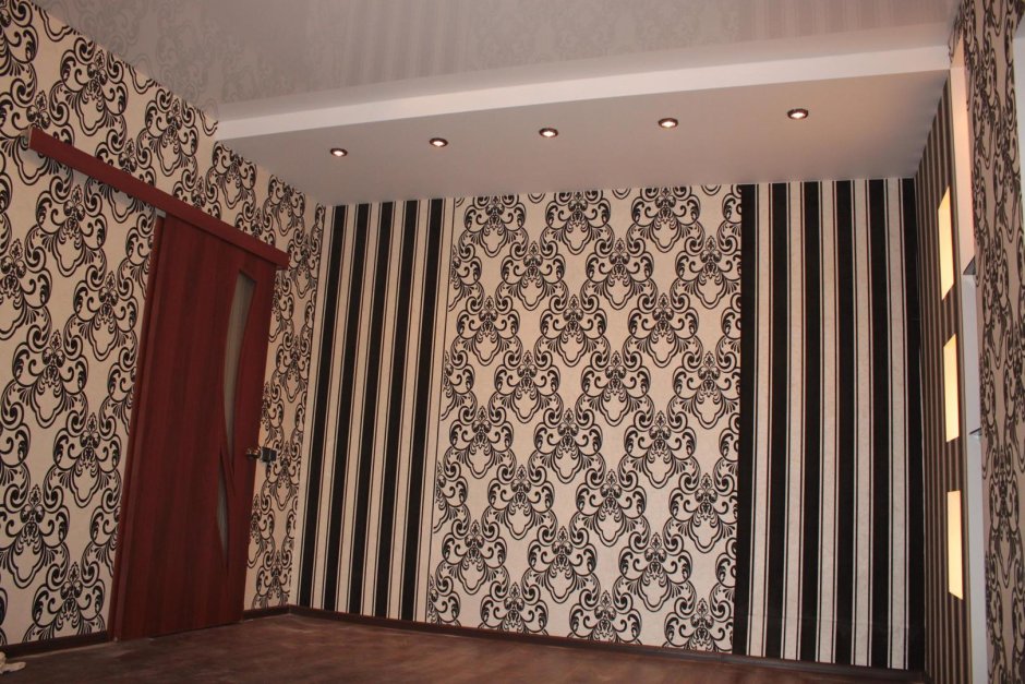 Поклейка двух видов обоев в комнате