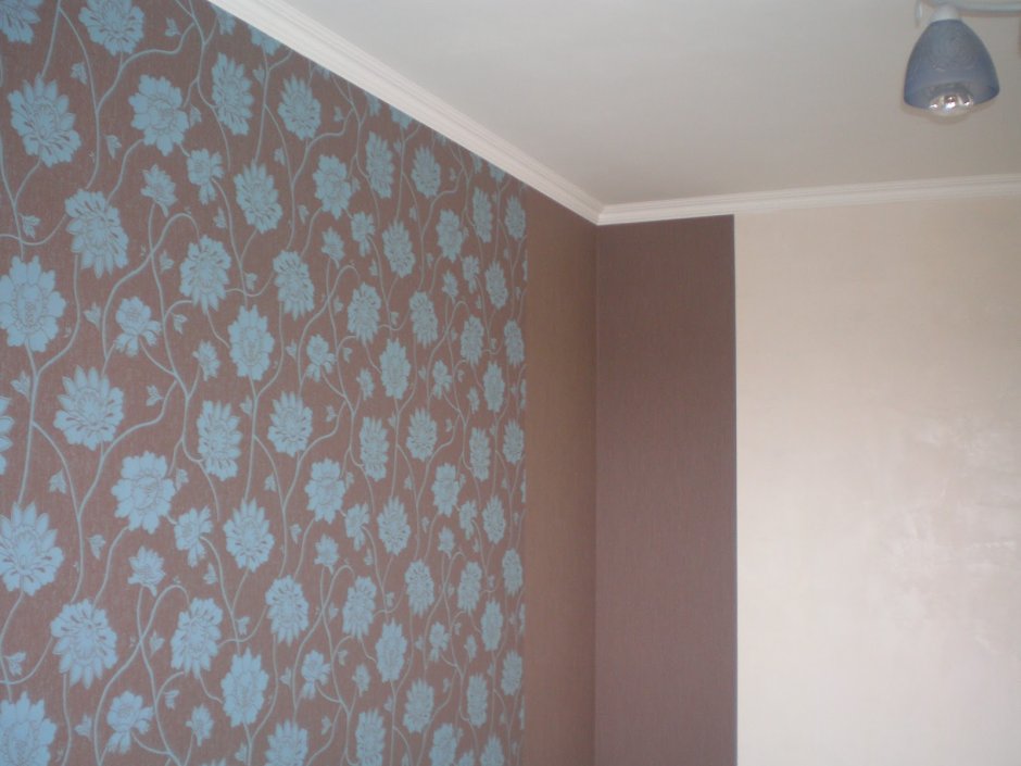 Стык обоев разных цветов