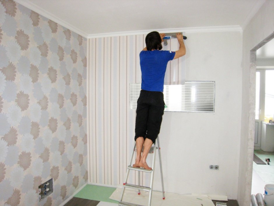 Клеим обои в комнате