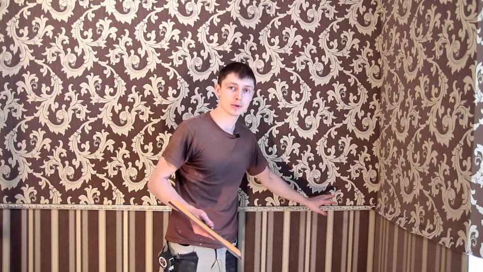 Наклеить обои с молдингом