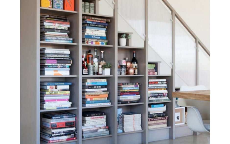 Стеллаж под лестницей