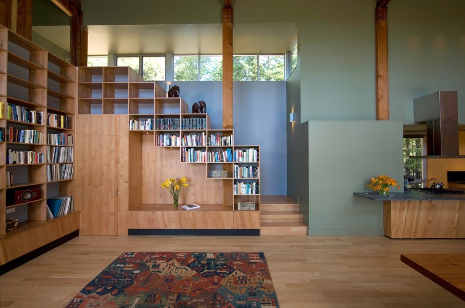 Лестница с книжными полками