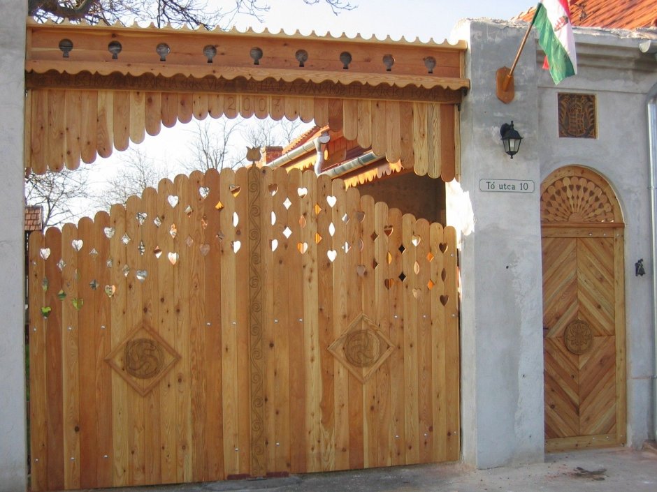 Резные деревянные ворота