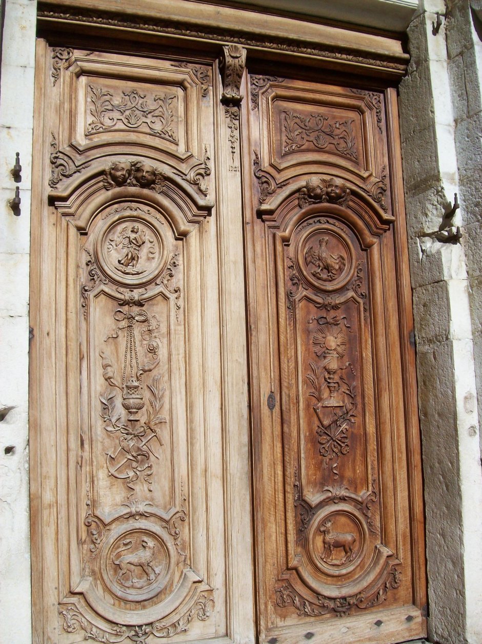 Старинные резные двери
