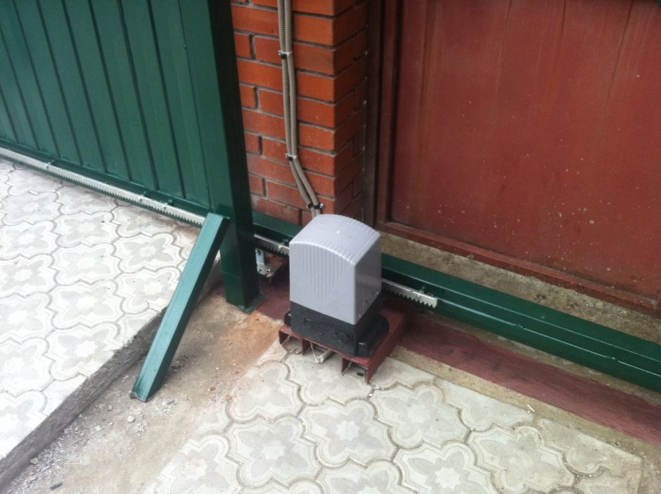 Засов на откатные ворота Алютех