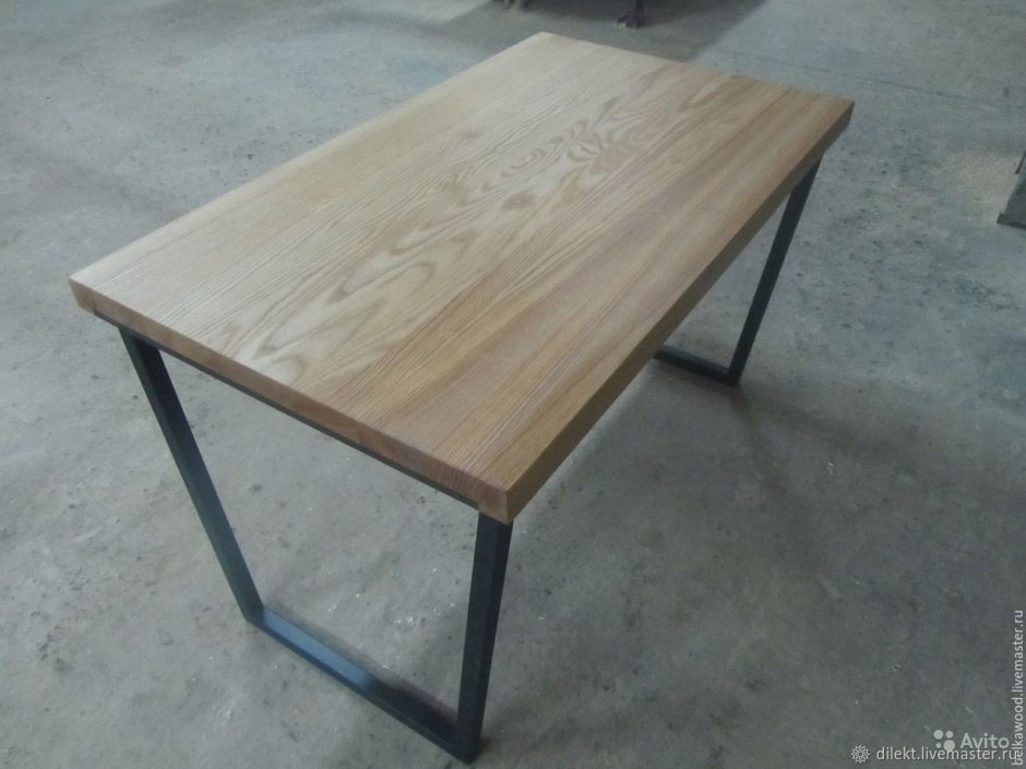 Стол с металлическим подстольем и деревянной столешницей