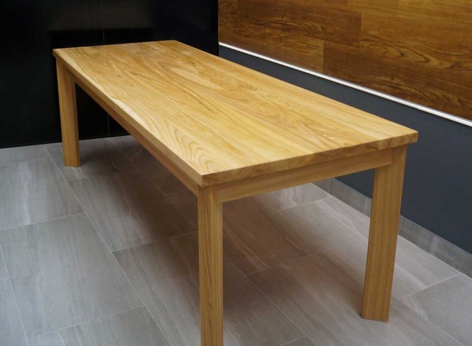 Обеденный стол из мебельного щита