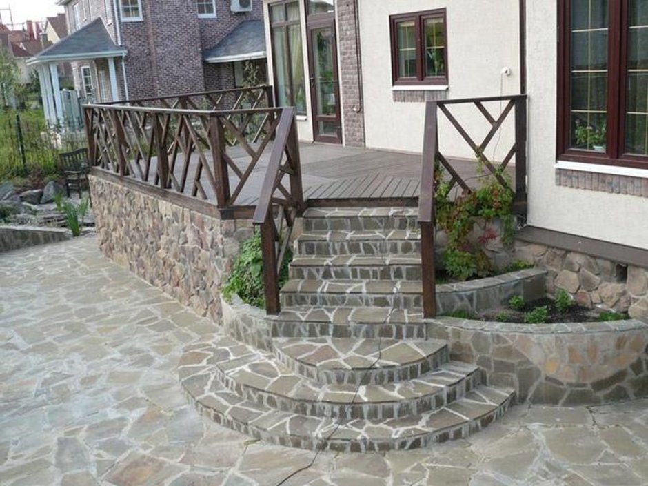 Входные ступеньки в дом