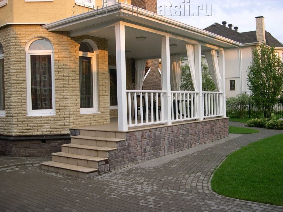 Отделка цоколя и крыльца