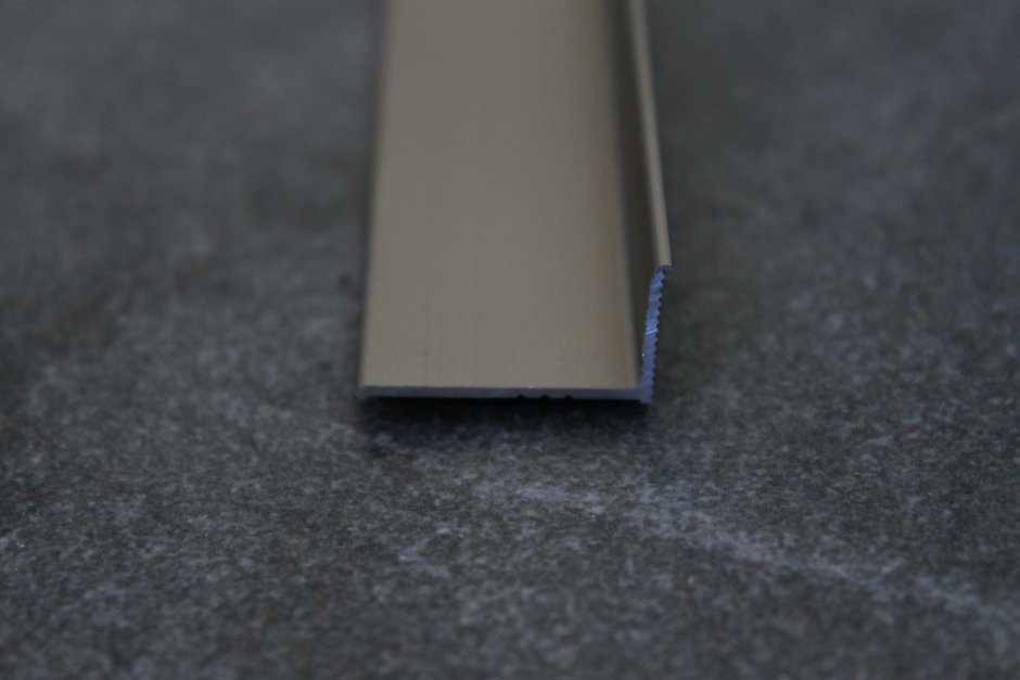 Уголок декоративный для внутренних углов на порог черный 30мм