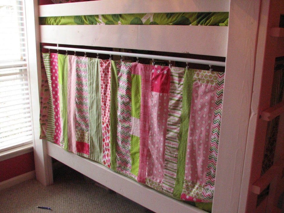 Детская кровать с занавесками