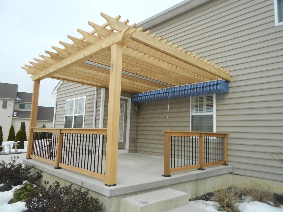 Деревянный навес над крыльцом