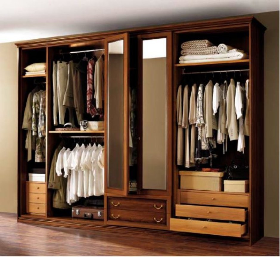 Небольшой вместительный шкаф