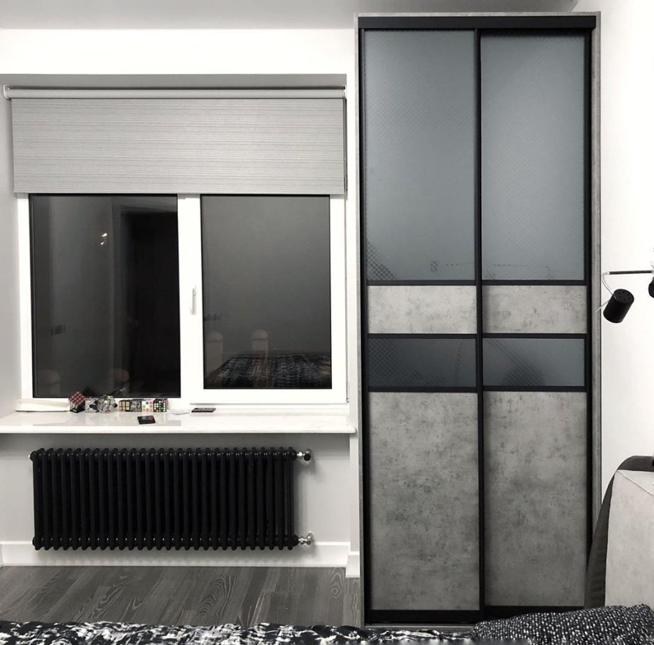 Спальня в серых тонах со шкафом