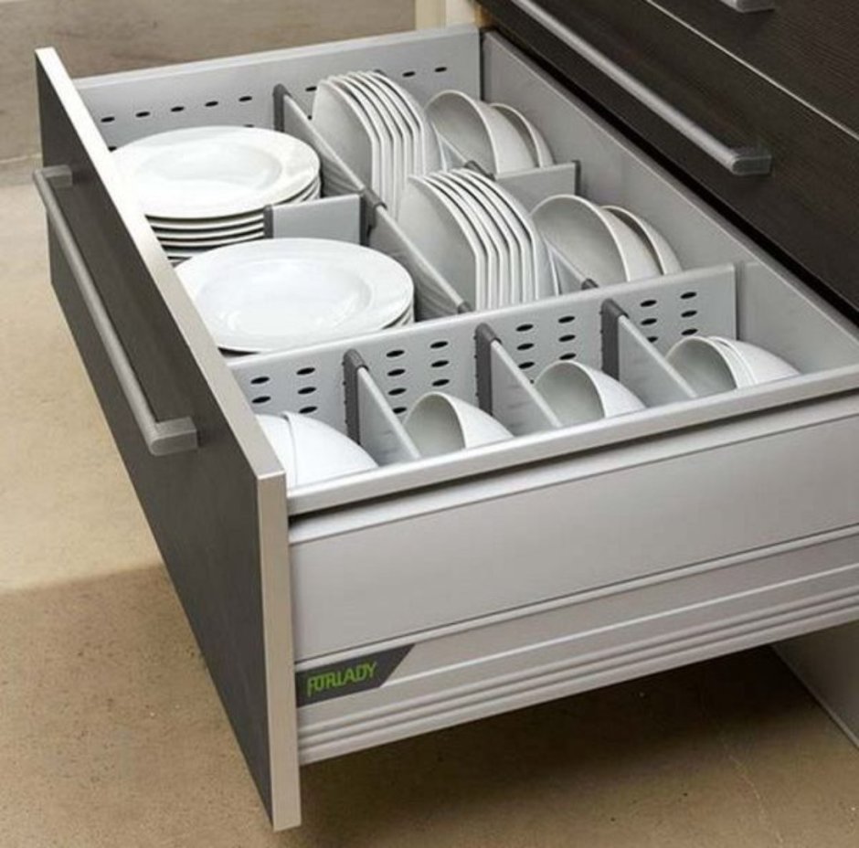 Хранение посуды в выдвижных ящиках