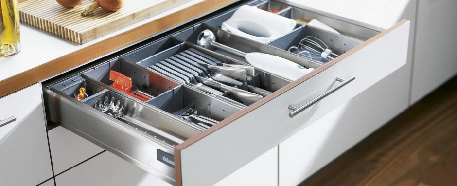 Хранение посуды в кухонном шкафу