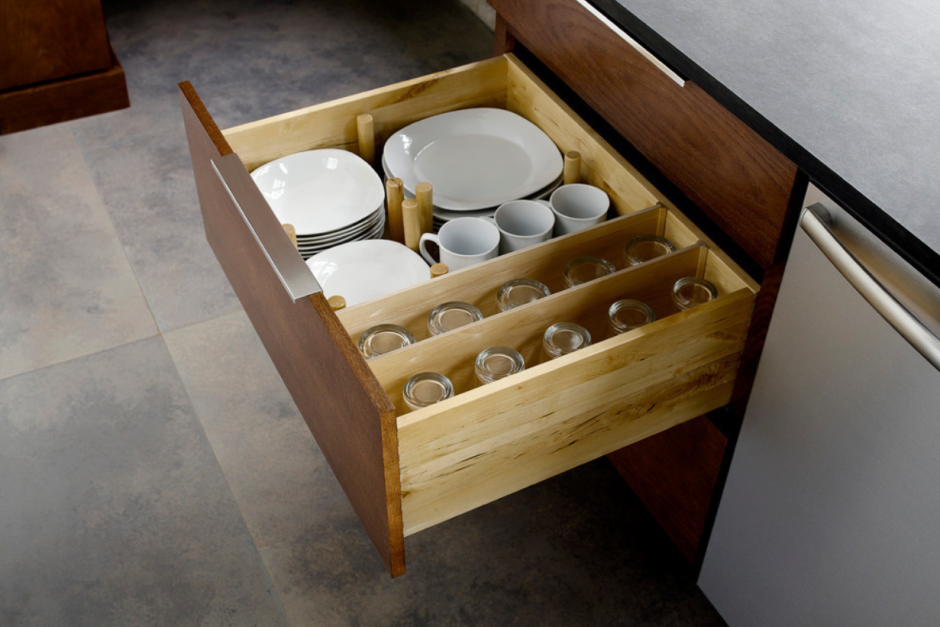 Выдвижной ящик для посуды