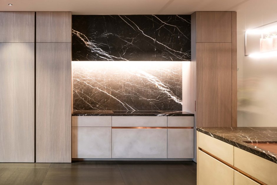 Мрамор и дерево в интерьере кухни