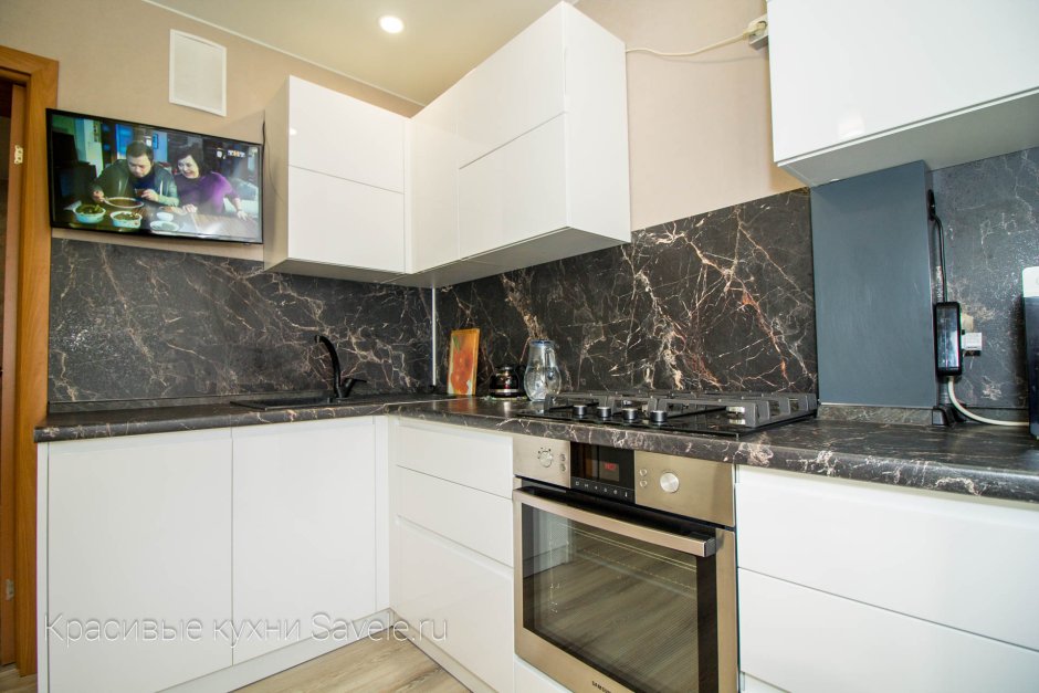 Белая кухня с деревом и мрамором