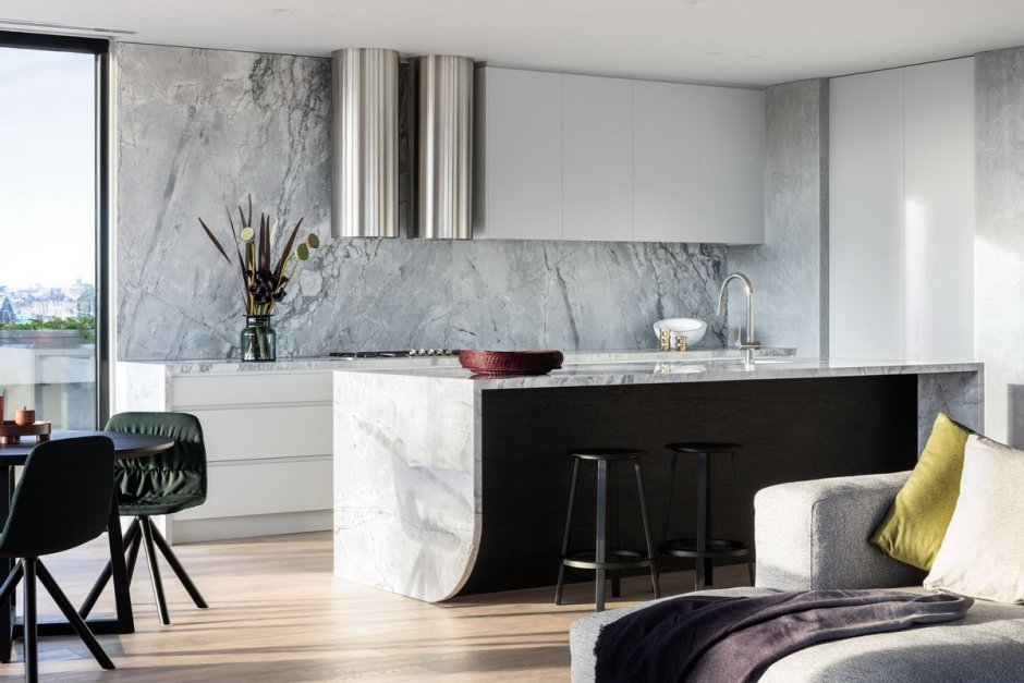 Стена под мрамор на кухне