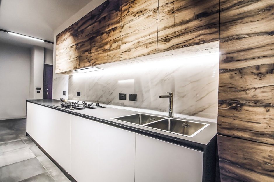 Кухня с мраморной столешницей и фартуком