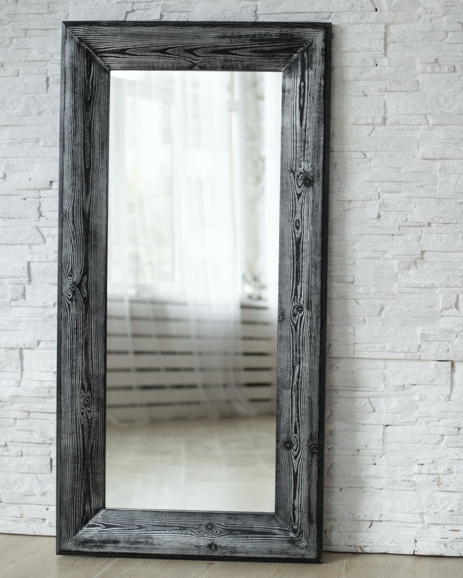 Зеркало в деревянной раме
