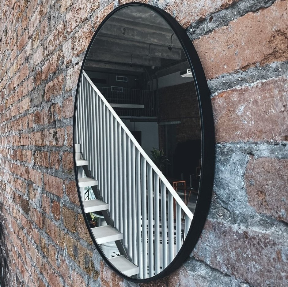 Зеркало в деревянной раме