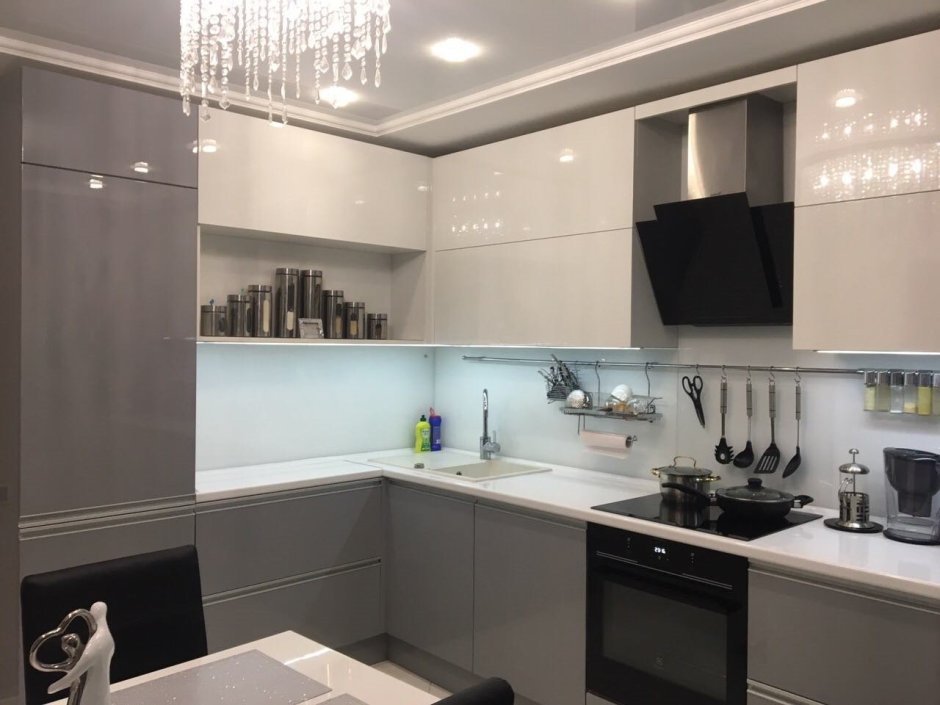 Серо бежевая кухня