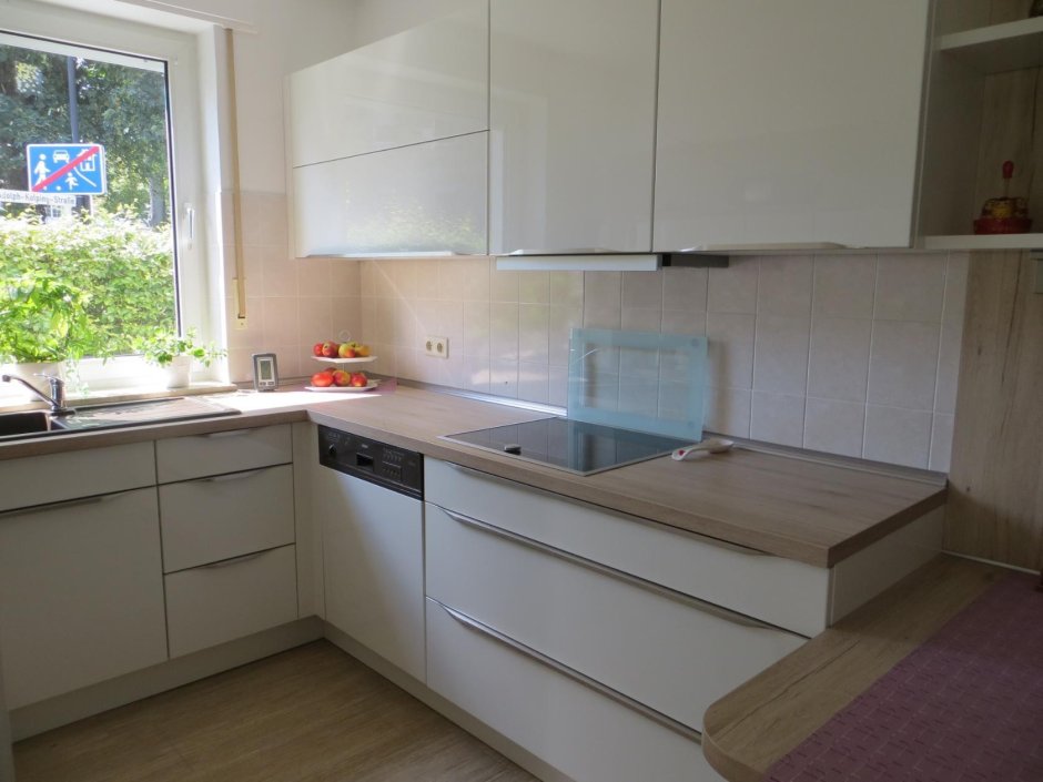 Кухонный гарнитур с подоконником