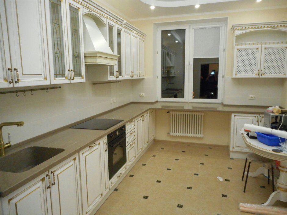 Кухонный гарнитур у окна с батареей