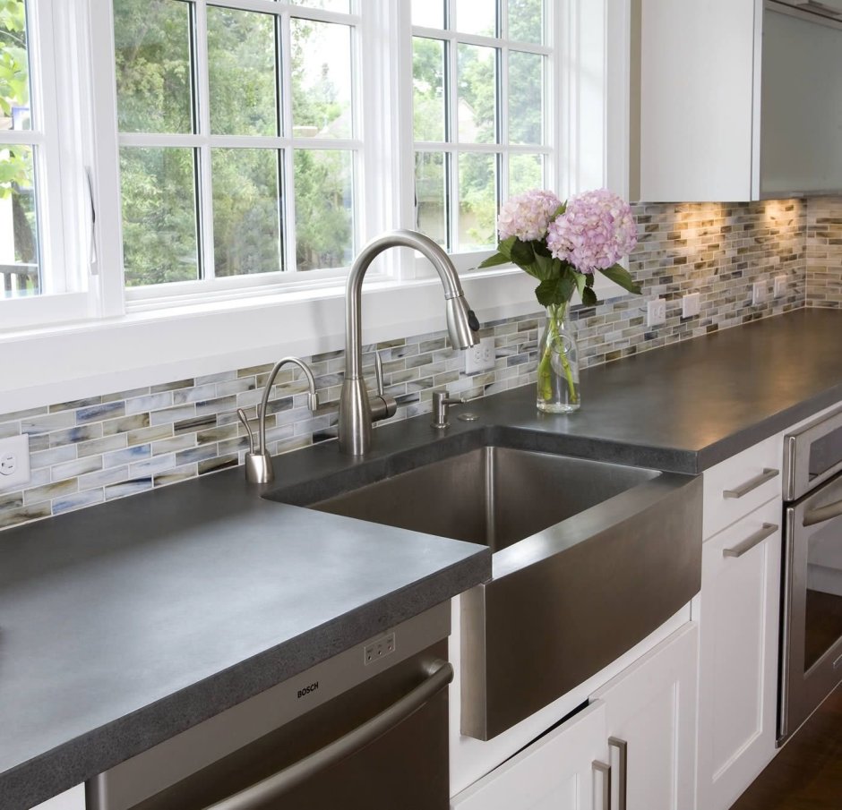 Столешница под окном на кухне