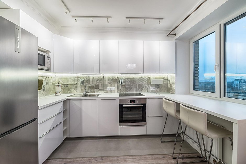 Кухня со столешницей у окна