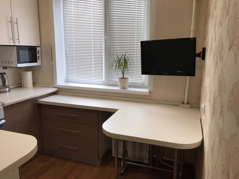 Кухня со столешницей у окна