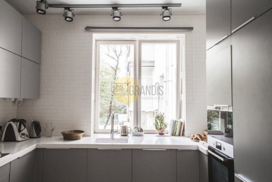 Маленькая кухня с окном в рабочей зоне