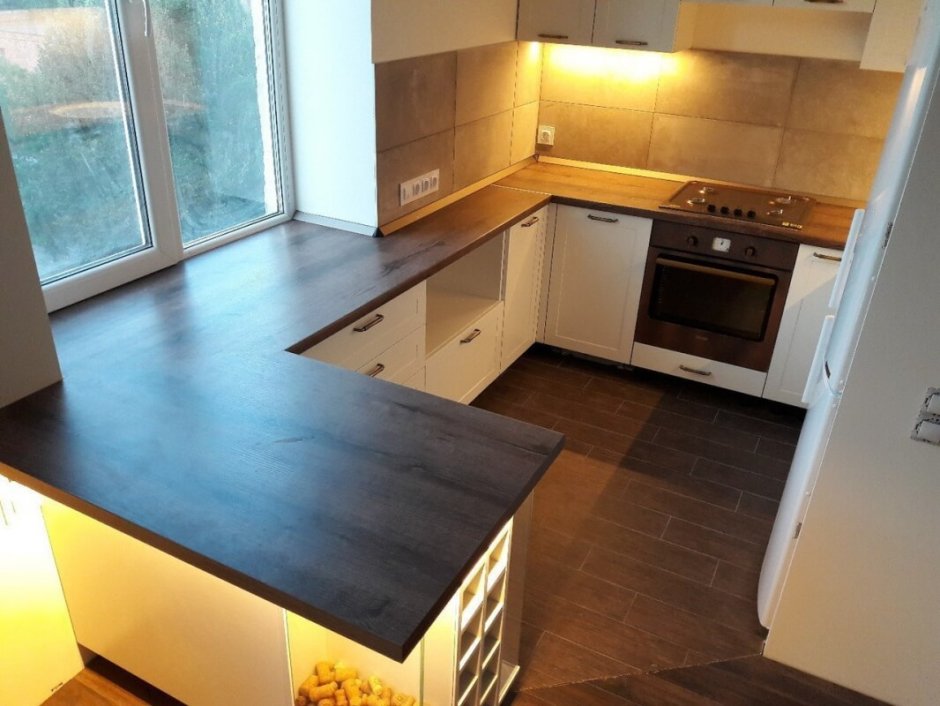 Столешница под окном на кухне