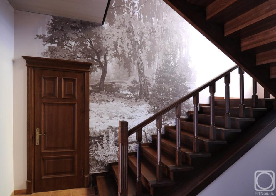 Большая картина возле лестничного прохода