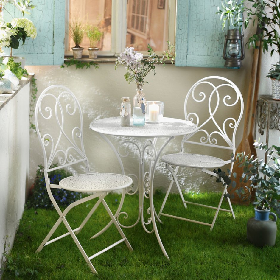 Стеклянный столик на балкон