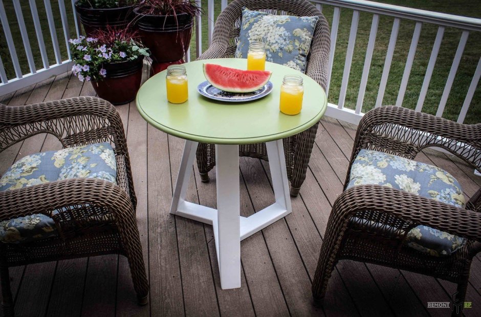 Маленький столик на балкон