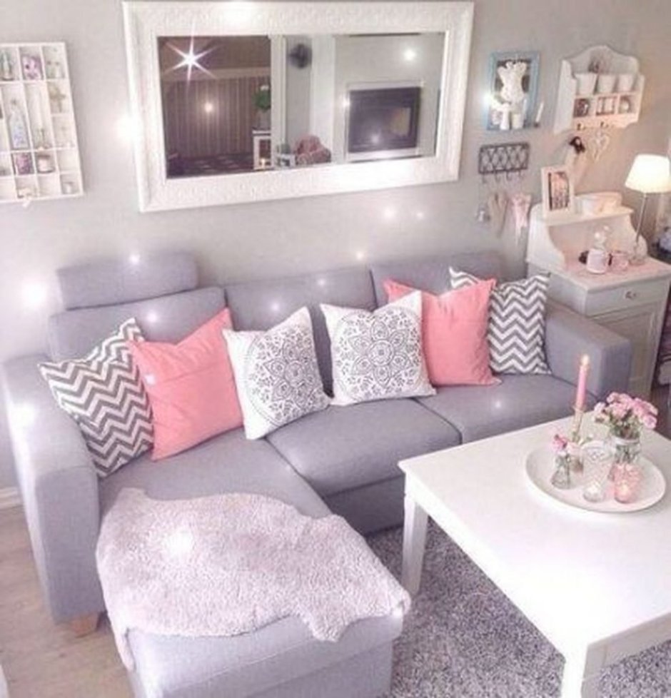 Серо-розовая гостиная в доме