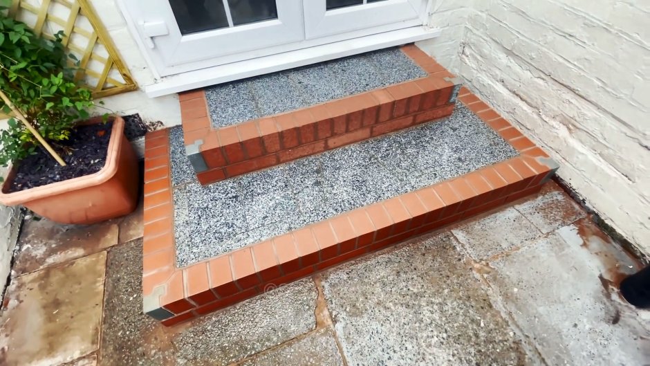 Крыльцо для частного дома из кирпича