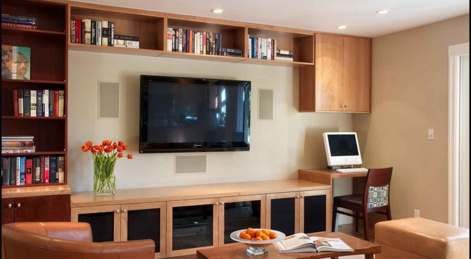 Гостиная с угловым компьютерным столом