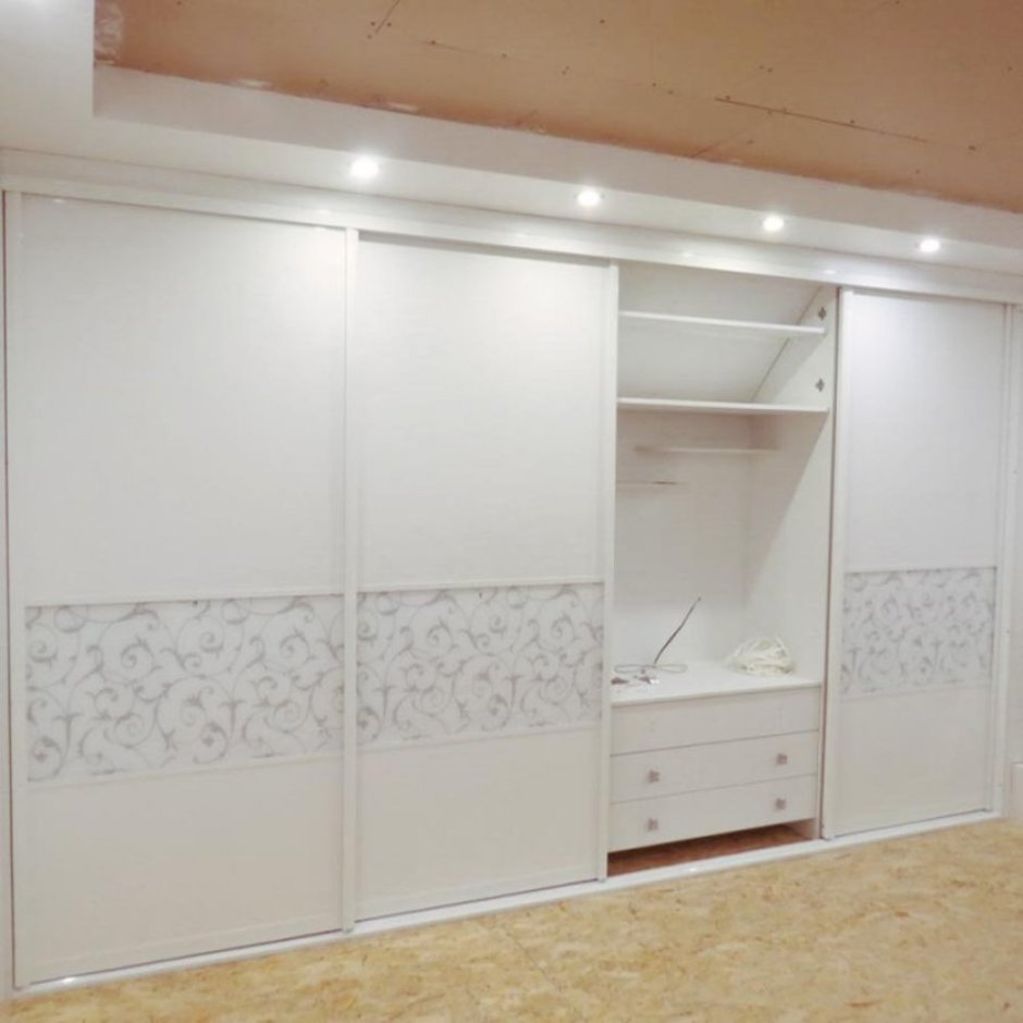 Прячется в шкафу