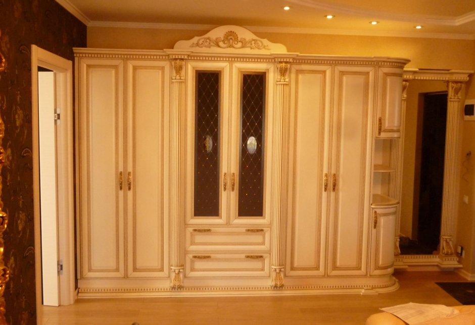 Одежда в шкафу мультяшная