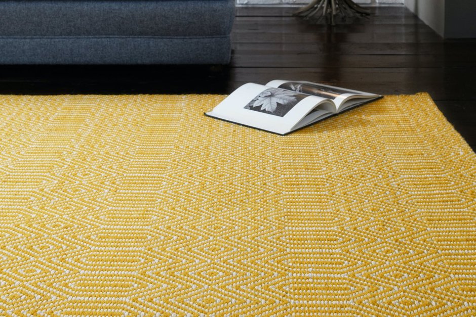 Желтый ковер