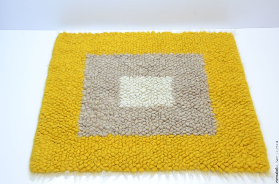 Желтый коврик