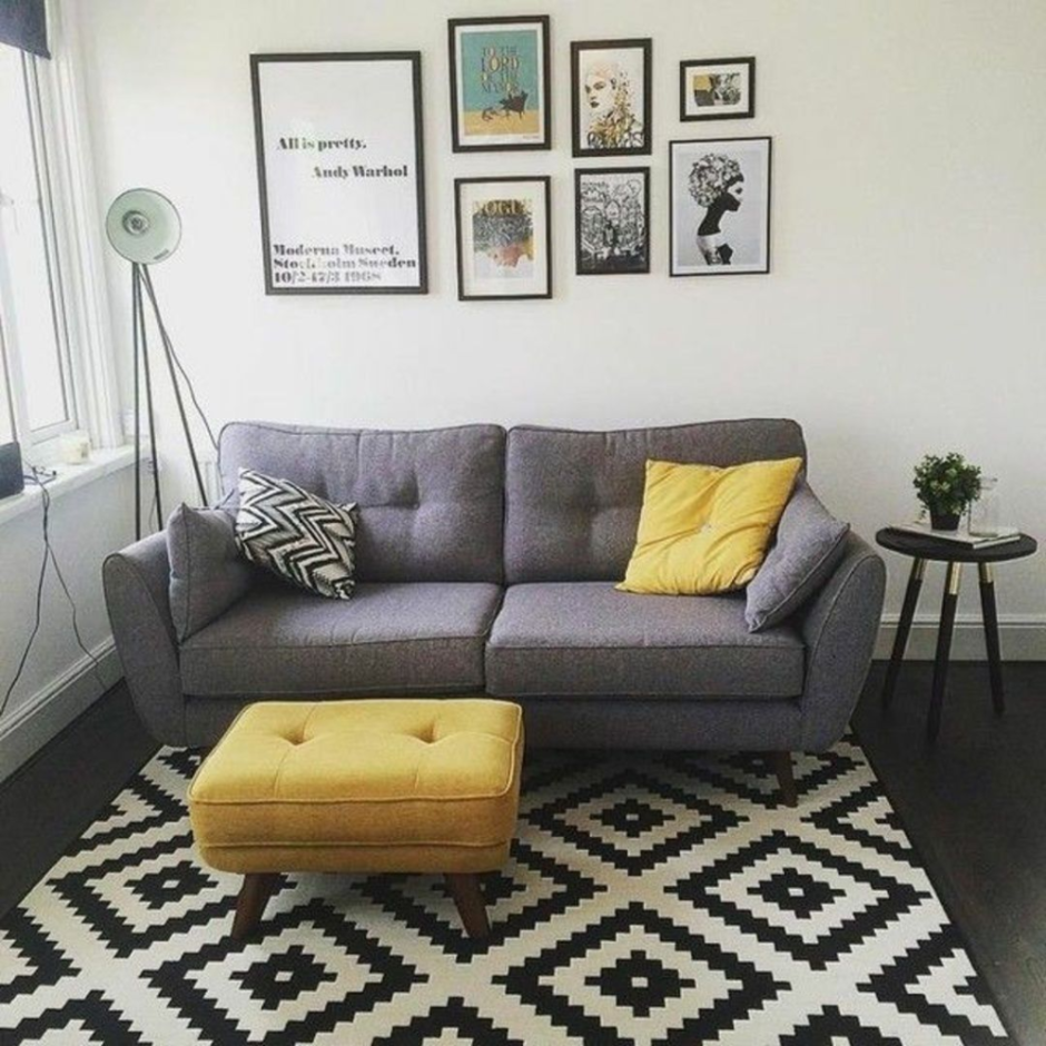 Серый диван с желтыми подушками